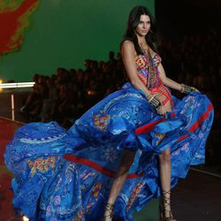 Kendall Jenner con conjunto rojo y azul desfilando para el Fashion Show 2015 de Victoria's Secret