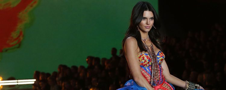 Kendall Jenner con conjunto rojo y azul desfilando para el Fashion Show 2015 de Victoria's Secret