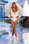 Kate Grigorieva con conjunto blanco desfilando para el Fashion Show 2015 de Victoria's Secret