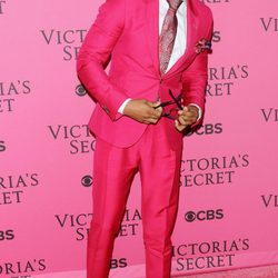 Nick Cannon con traje rosa en el After Party del desfile de Victoria's Secret