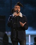 Cantante de The Weekend interpretando sobre la pasarela del Victoria's Secret Fashion Show 2015 