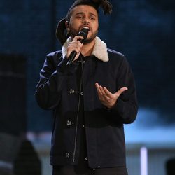 Cantante de The Weekend interpretando sobre la pasarela del Victoria's Secret Fashion Show 2015 