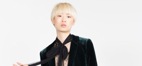 Traje de chaqueta verde de terciopelo de la colección de Zara Evening