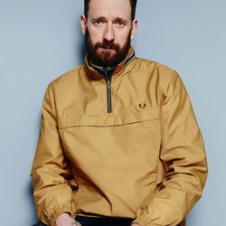 Bradley Wiggins con cazadora mostazada de su colección invierno 2016 para Fred Perry