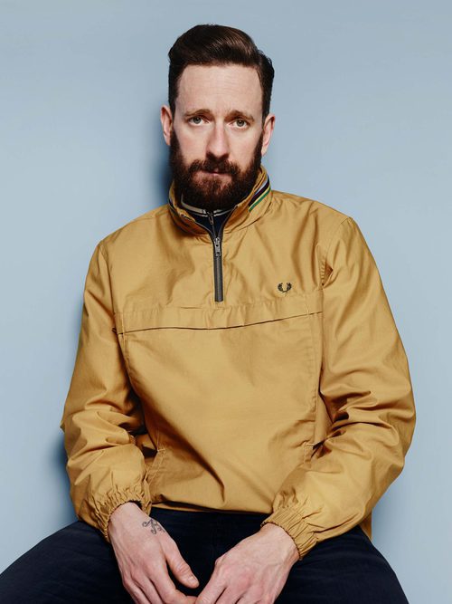 Bradley Wiggins con cazadora mostazada de su colección invierno 2016 para Fred Perry