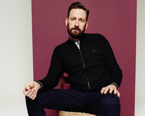 Bradley Wiggins con polo azul de su colección invierno 2016 para Fred Perry
