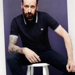 Bradley Wiggins con polo azul de su colección invierno 2016 para Fred Perry