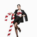 Katy Perry con camiseta blanca y blazer negro de la colección Navidad 2015 de H&M