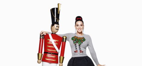 Katy Perry con camiseta gris y falda negra de la colección Navidad 2015 de la firma H&M