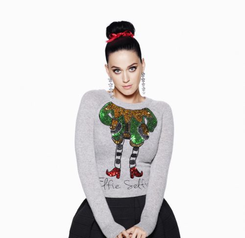 Katy Perry con camiseta gris y falda negra de la colección Navidad 2015 de H&M