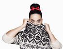 Katy Perry con jersey gris y negro de la colección Navidad 2015 de la firma H&M
