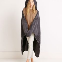 Manta gris y pijama beige y marrón de la colección otoño/invierno 2015/2016 Sleepwear de Oysho