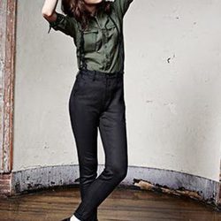 Camisa verde y pantalón gris marengo con tirantes de la colección de invierno 2016 de G-Star Raw