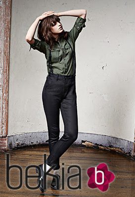 Camisa verde y pantalón gris marengo con tirantes de la colección de invierno 2016 de G-Star Raw