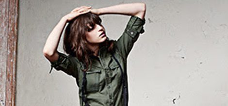 Camisa verde y pantalón gris marengo con tirantes de la colección de invierno 2016 de G-Star Raw