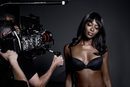 Naomi Campbell posando con sujetador negro para la campaña de Navidad 2015 de Yamamay