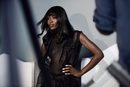 Naomi Campbell posando con top negro transparente para la campaña de Navidad 2015 de Yamamay