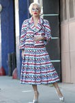 Lady Gaga con un traje falda chaqueta multicolor