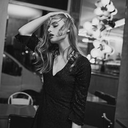 Minivestido de escote en V con brillos de la colección Longnights 2015 de Pull & Bear