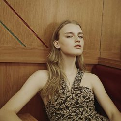 Vestido negro con estampado dorado de la colección Longnights 2015 de Pull & Bear