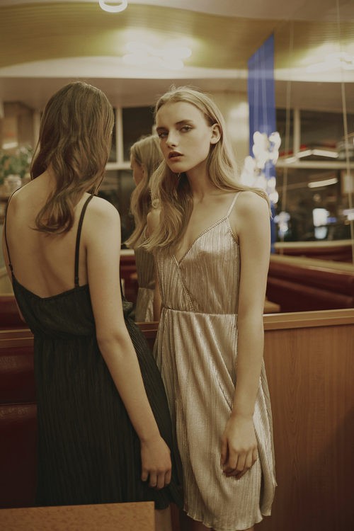 Vestido beige de tirantes de la colección Longnights 2015 de Pull & Bear