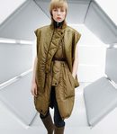 Abrigo caqui con superposiciones de la colección de H&M otoño/invierno 2015/2016