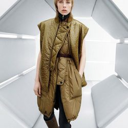 Abrigo caqui con superposiciones de la colección de H&M otoño/invierno 2015/2016