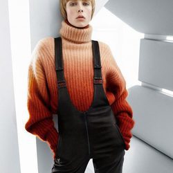 Peto negro y jersey naranja de la colección de H&M otoño/Invierno 2015-2016