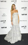 Heidi Klum con un vestido blanco roto en la gala amFAR 2011