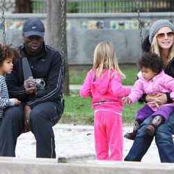 Heidi Klum con vaqueros y beanie junto a Seal y sus hijos