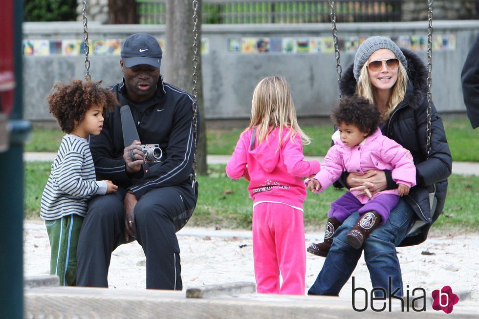 Heidi Klum con vaqueros y beanie junto a Seal y sus hijos