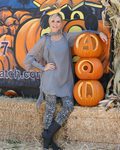 Heidi Klum con blusón y vaqueros junto a una calabaza gigante