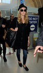 Heidi Klum con su vaquero y abrigo negro en el aeropuerto