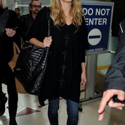 Heidi Klum con su vaquero y abrigo negro en el aeropuerto