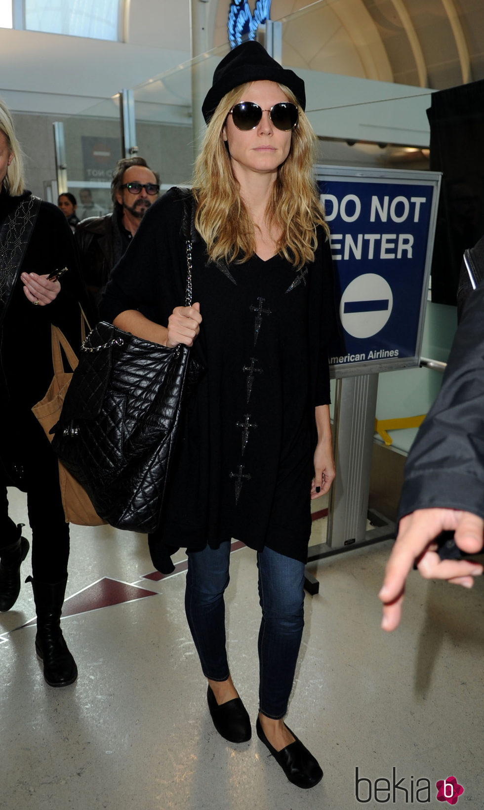 Heidi Klum con su vaquero y abrigo negro en el aeropuerto