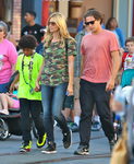Heidi Klum con su vaquero y camiseta de estampado militar en Disneyland