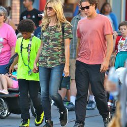Heidi Klum con su vaquero y camiseta de estampado militar en Disneyland