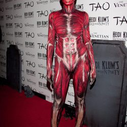 Heidi Klum con disfraz de músculos para Haloween