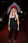Heidi Klum con un tocado de india gigante en un acto benéfico