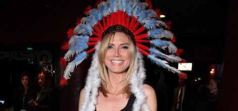 Heidi Klum con un tocado de india gigante en un acto benéfico