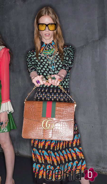 Modelo con piezas de la colección Crucero 2016 de Gucci que presentará en Londres 