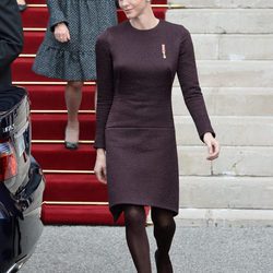 La princesa Charlene de Monaco con vestido y sombrero berenjena en el Día Nacional de Mónaco