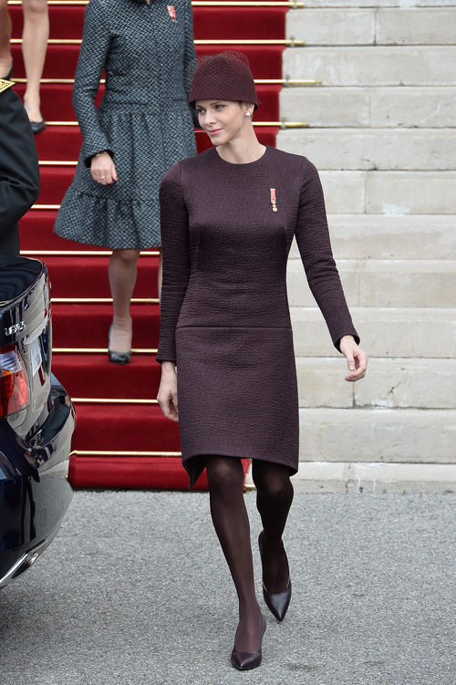 La princesa Charlene de Monaco con vestido y sombrero berenjena en el Día Nacional de Mónaco