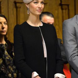 Beatriz Borromeo con chaquetón negro y tocado beige en el Día Nacional de Mónaco