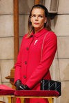 Estefanía de Mónaco con chaquetón rojo y bolso quilt negro en el Día Nacional de Mónaco