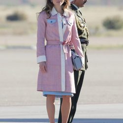 Rania de Jordania con abrigo en tweed y vestido azul en su llegada al aeropuerto de Madrid
