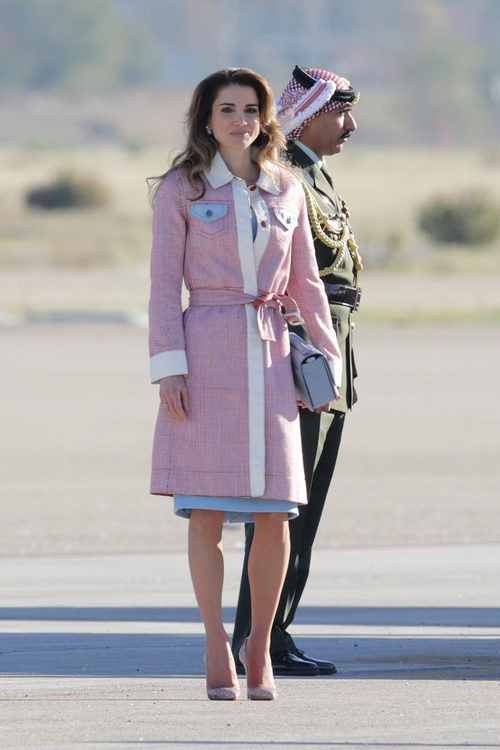 Rania de Jordania con abrigo en tweed y vestido azul en su llegada al aeropuerto de Madrid