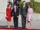 Los Reyes de España junto con los de Jordania en el aeropuerto de Madrid