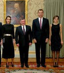 Rania de Jordania con vestido negro midi de manga francesa y la Reina Letizia con vestido negro con lentejuelas de Felipe Varela