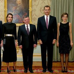 Rania de Jordania con vestido negro midi de manga francesa y la Reina Letizia con vestido negro con lentejuelas de Felipe Varela